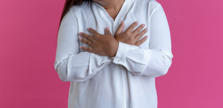 Secreção transparente ou leitosa no mamilo: quando pode ser normal?