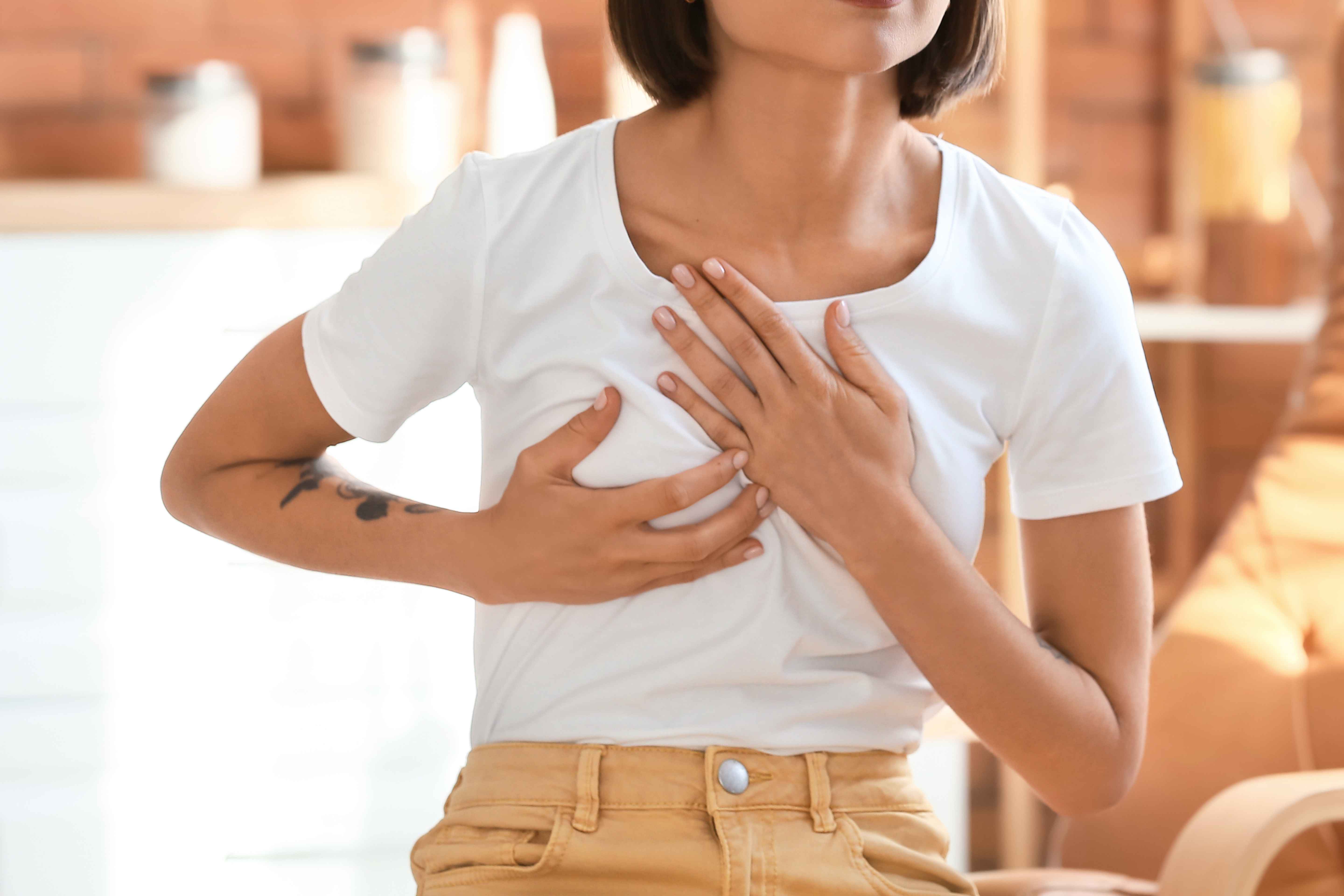 Dor nas mamas após o ciclo menstrual: quando é normal e quando investigar