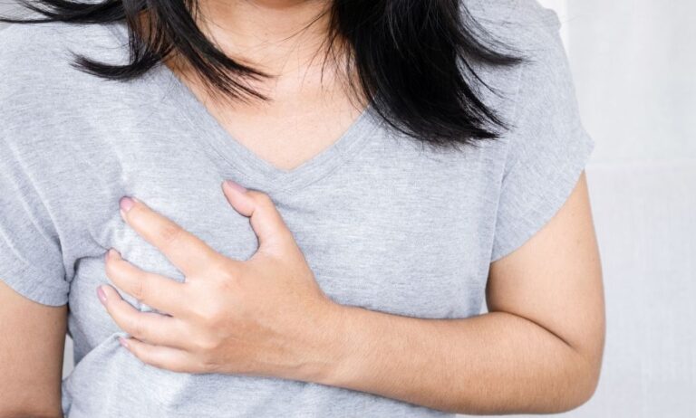 Dor em apenas uma mama: o que pode causar esse sintoma?